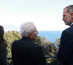 Su Majestad el Rey conversa con el Presidente de la República Italiana Sergio Mattarella